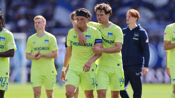 Linus Gechter (r.) tröstet den enttäuschten Fabian Reese nach dem Spiel von Hertha in Darmstadt (imago images/HMB-Media)