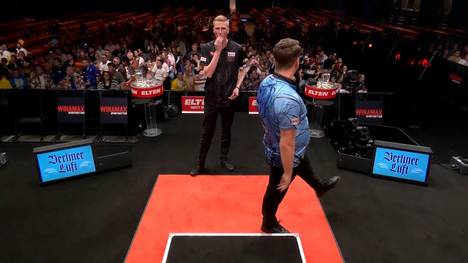 Paul Krohne sorgt bei seinem Spiel gegen Wessel Nijman für einen Show-Moment. Beim Stand von 3:5 spielt der Deutsche eine No-Look-180 und holt am Ende sogar noch das Leg.