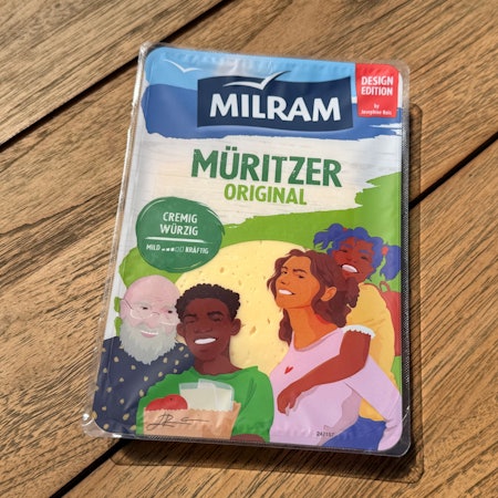 Eine Käseverpackung mit der Aufschrift „Milram – Müritzer Original“. Darauf sind künstlerisch umgesetzt Menschen mit unterschiedlichem Aussehen zu erkennen.