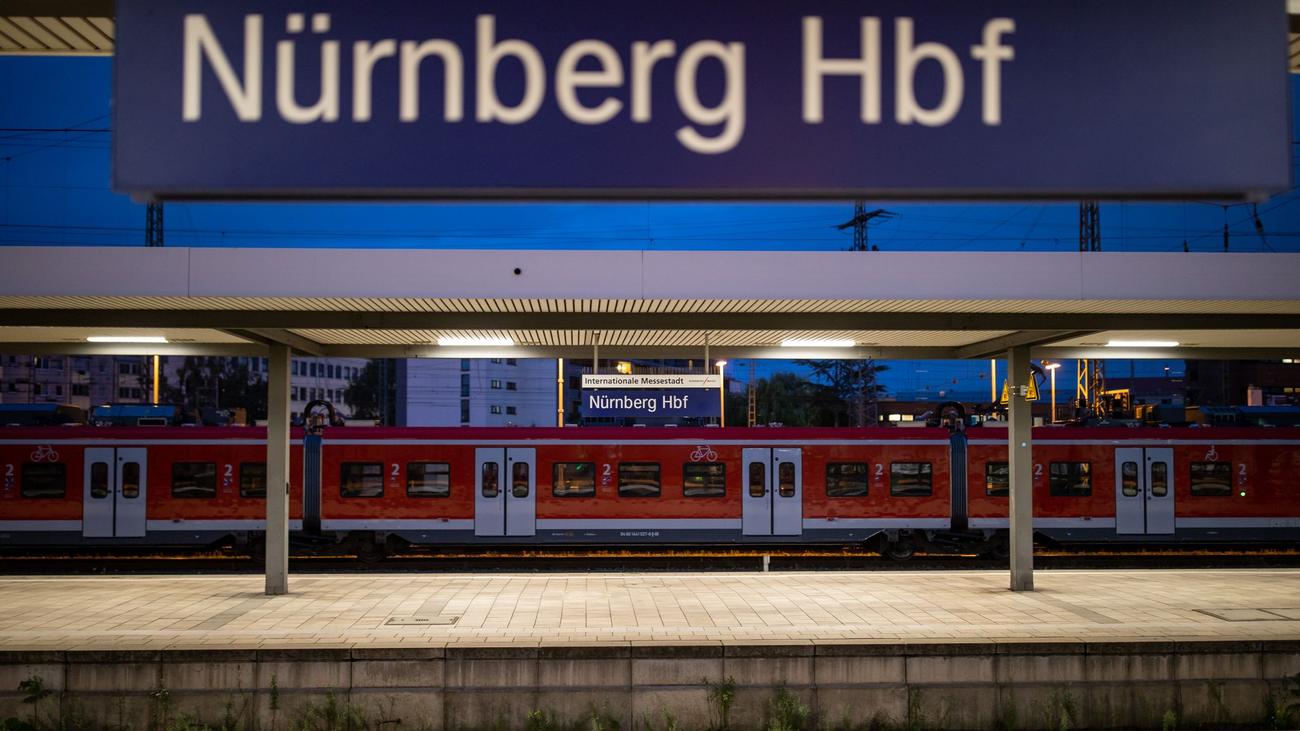 Brand im Bahnhof: Brennender Triebwagen - Hauptbahnhof Nürnberg gesperrt