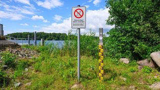 Archivbild:Auf dem trockenen steht am 29.07.2025 eine Pegelanzeige am Straussee.(Quelle:picture alliance/dpa/P.Pleul)