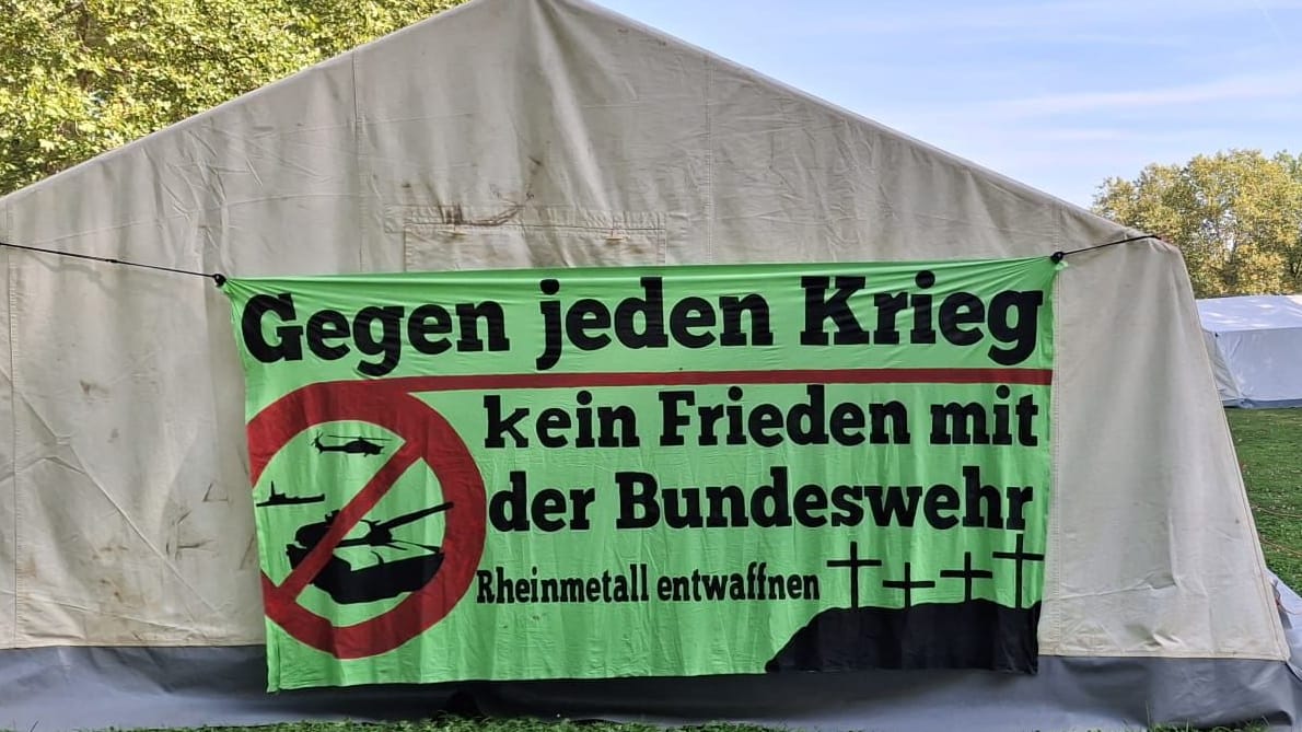 "Gegen jeden Krieg": Die Aufbauarbeiten des Protestcamp gegen Rheinmetall am Grüngürtel sind in vollem Gang.