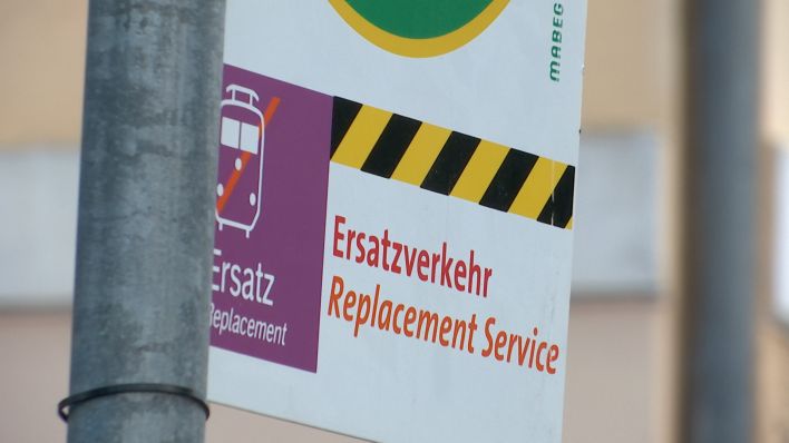 Auf einem Haltestellenschild steht "Ersatzverkehr" (Foto: rbb)
