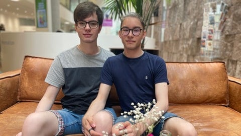 Rafael Steinbach (rechts) ist Teil der Ausstellung "Gut. Katholisch. Queer" im Haus der Katholischen Kirche in Stuttgart. Er hat die Ausstellung zusammen mit seinem Partner besucht.