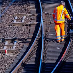 Symbolbild: Bauarbeiten an Bahschienen am 09.04.2025. (Quelle: picture alliance/dpa/Jens Büttner)