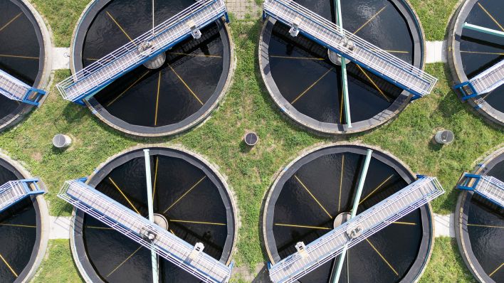 Nachklärbecken im Klärwerk Ruhleben der Berliner Wasserbetriebe. (Quelle: dpa/Sebastian Gollnow)