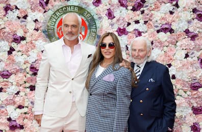 Für sie soll’s rosa Rosen regnen: Simone Thomalla mit ihrem Lebensgefährten René Marchand und Herrenausstatter Rolf Eisenmenger (rechts) auf dem roten Teppich.