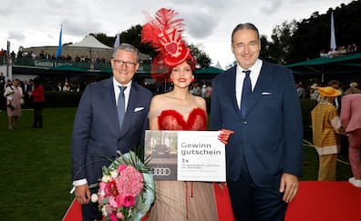Das ist Lady Elegance: Die Gastgeber Torsten Bugla (links) und Gregor Baum nehmen Pauline Stolze in ihre Mitte.