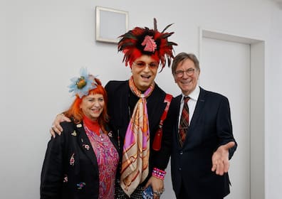 Lustiges Trio: Kartenlegerin Sylvie Kollin mit Julian F. M. Stoeckel (Mitte) und Arno Funke, der als Kaufhauserpresser Dagobert einst in die Kriminalgeschichte eingegangen ist.