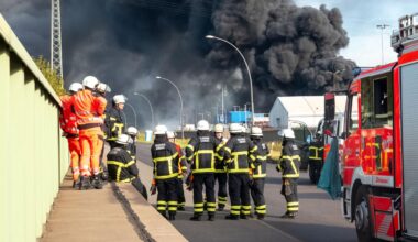 Knapp 300 Einsatzkräfte bekämpfen Feuer im Hamburger Hafen