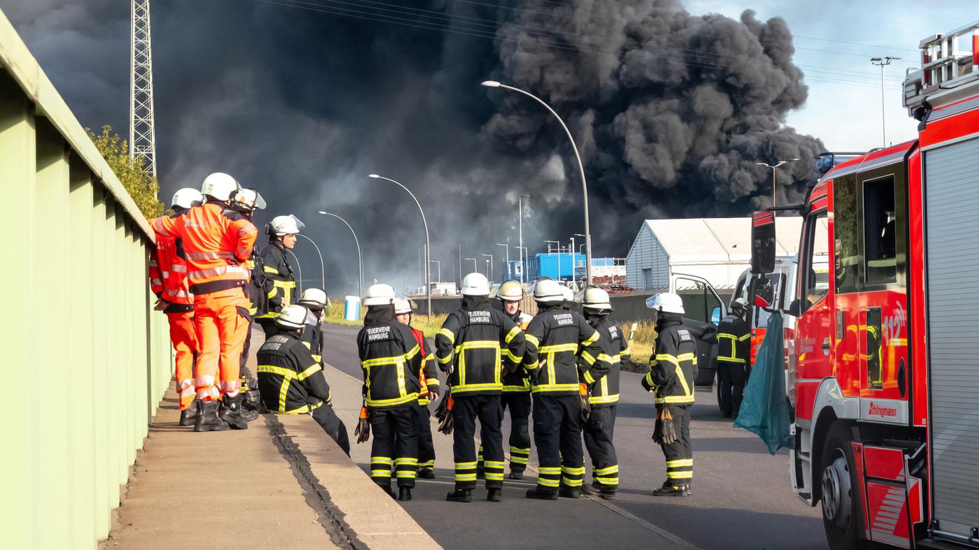 Knapp 300 Einsatzkräfte bekämpfen Feuer im Hamburger Hafen