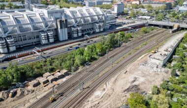 Bauarbeiter arbeiten am 25.04.2025 am Bahnstromnetz an der Baustelle der Ringbahnbrücke in Berlin. (Quelle: dpa-Bildfunk/Hannes P. Albert)
