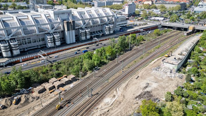 Bauarbeiter arbeiten am 25.04.2025 am Bahnstromnetz an der Baustelle der Ringbahnbrücke in Berlin. (Quelle: dpa-Bildfunk/Hannes P. Albert)