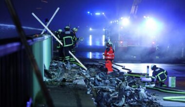 Hamburg : Löscharbeiten bei Großbrand im Hamburger Hafen dauern an