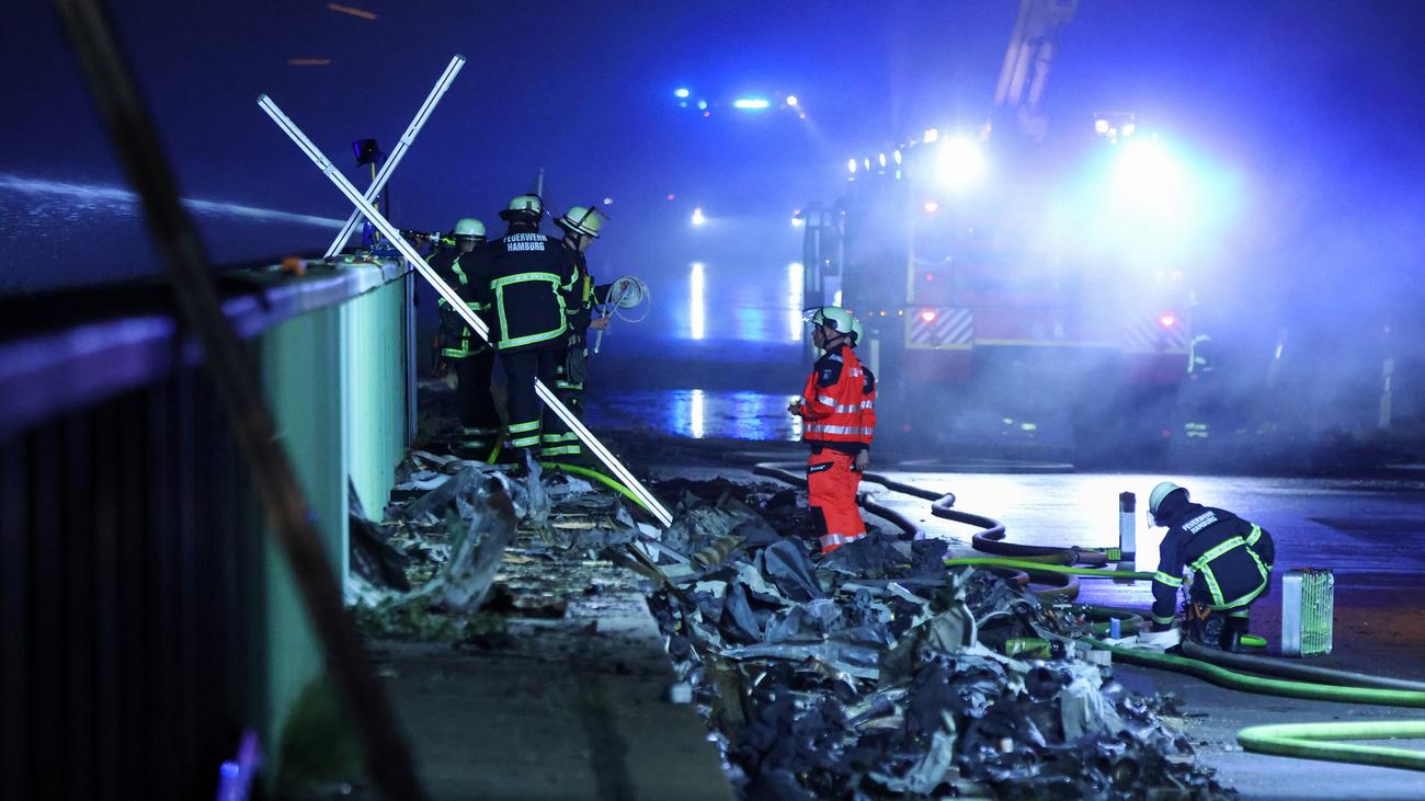 Hamburg : Löscharbeiten bei Großbrand im Hamburger Hafen dauern an