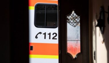 Symbolbild: Ein Rettungswagen parkt bei einem Einsatz von Notfallsanitätern des Deutschen Roten Kreuzes (DRK) vor der geöffneten Tür eines Wohnhauses. (Quelle: dpa-Bildfunk/Boris Roessler )