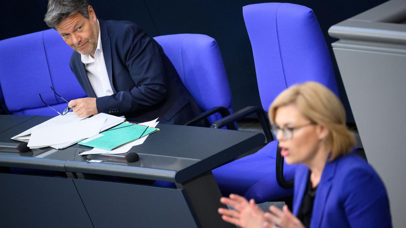 Robert Habeck wettert gegen „Fehlbesetzung“ Julia Klöckner