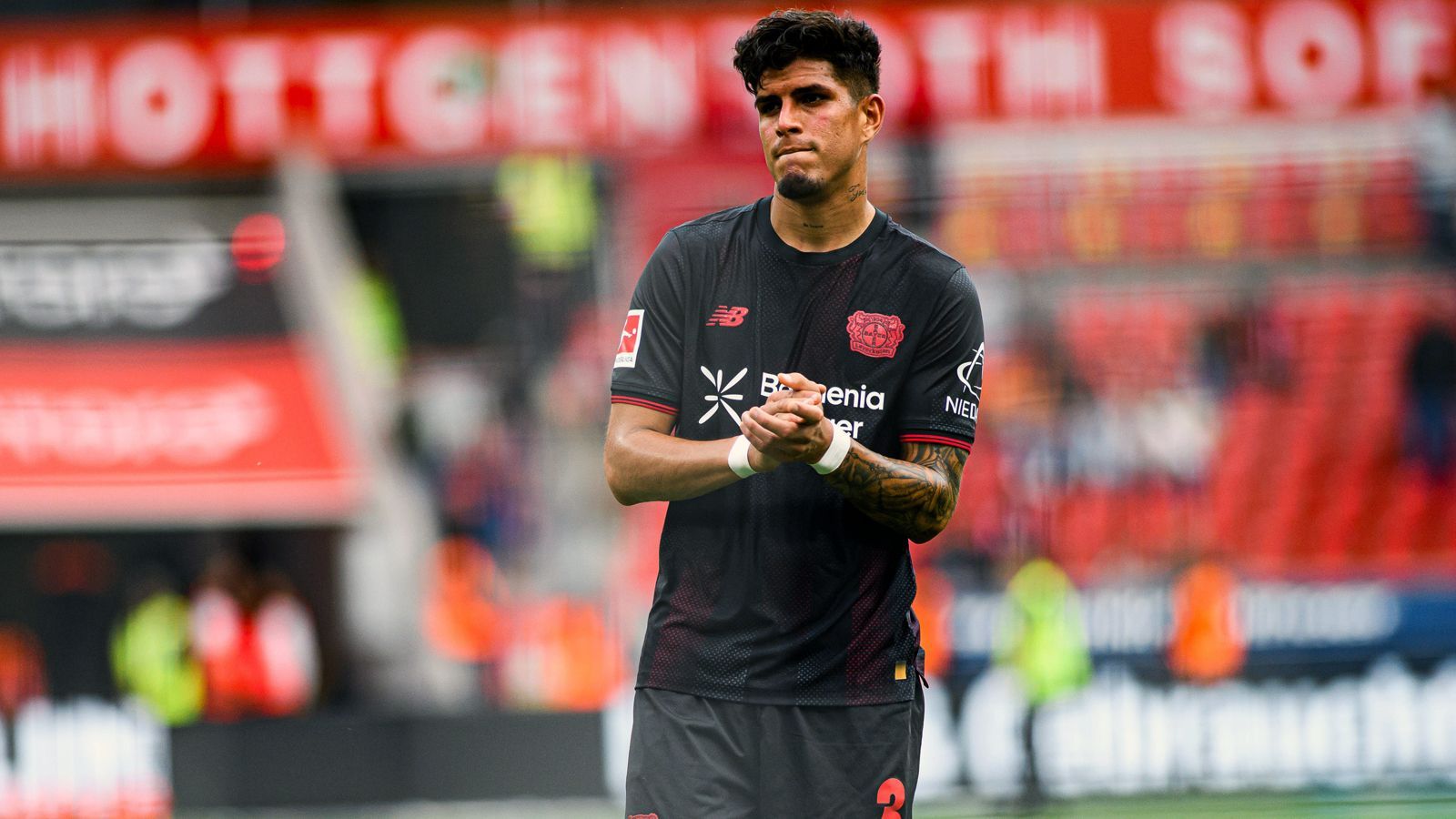 <strong>Piero Hincapie (Bayer Leverkusen)</strong><br>Im Werben um Piero Hincapie hat Tottenham Hotspur laut Fabrizio Romano nun ein neues Angebot unterbreitet. Demnach soll der 23-jährige Ecuadorianer bis zum Sommer 2026 zunächst ausgeliehen werden und anschließend per Kauverpflichtung fest nach London wechseln. Als Ablösesumme werden 60 Millionen Euro genannt, also exakt die Höhe der angeblichen Ausstiegsklausel im noch bis 2029 laufenden Vertrag des Verteidigers. Auch der FC Arsenal ist an Hincapie dran.