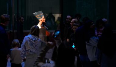 Symbolbild: Besucher am 01.12.2024 bei der Büste der Nofretete aus Kalkstein und Gips im aegyptischen Museum im Nordkuppelsaal des Neuen Museums auf der Museumsinsel. Nofretete war die Hauptgemahlin (Grosse koenigliche Gemahlin) des Koenigs (Pharaos) Echnaton. (Quelle: Picture Alliance/Marc Vorwerk)