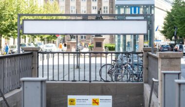 Jetzt beschildert die BVG auch die U-Bahn-Station neu