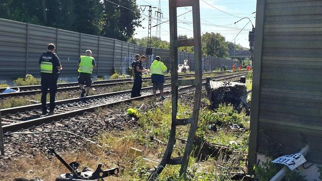 Bahnverkehr: Für den 19 Jahre alten Autofahrer kam jede Hilfe zu spät.