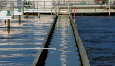 Symbolbild: Im Belebungsbecken der Kläranlage Bernau in Brandenburg wird am 06.12.2005 durch Umwaelzung und Belueftung die biologische Reinigung durch Bakterien gefoerdert. (Quelle: Picture Alliance/Caro/Teich)