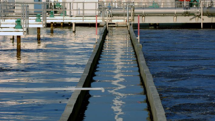 Symbolbild: Im Belebungsbecken der Kläranlage Bernau in Brandenburg wird am 06.12.2005 durch Umwaelzung und Belueftung die biologische Reinigung durch Bakterien gefoerdert. (Quelle: Picture Alliance/Caro/Teich)