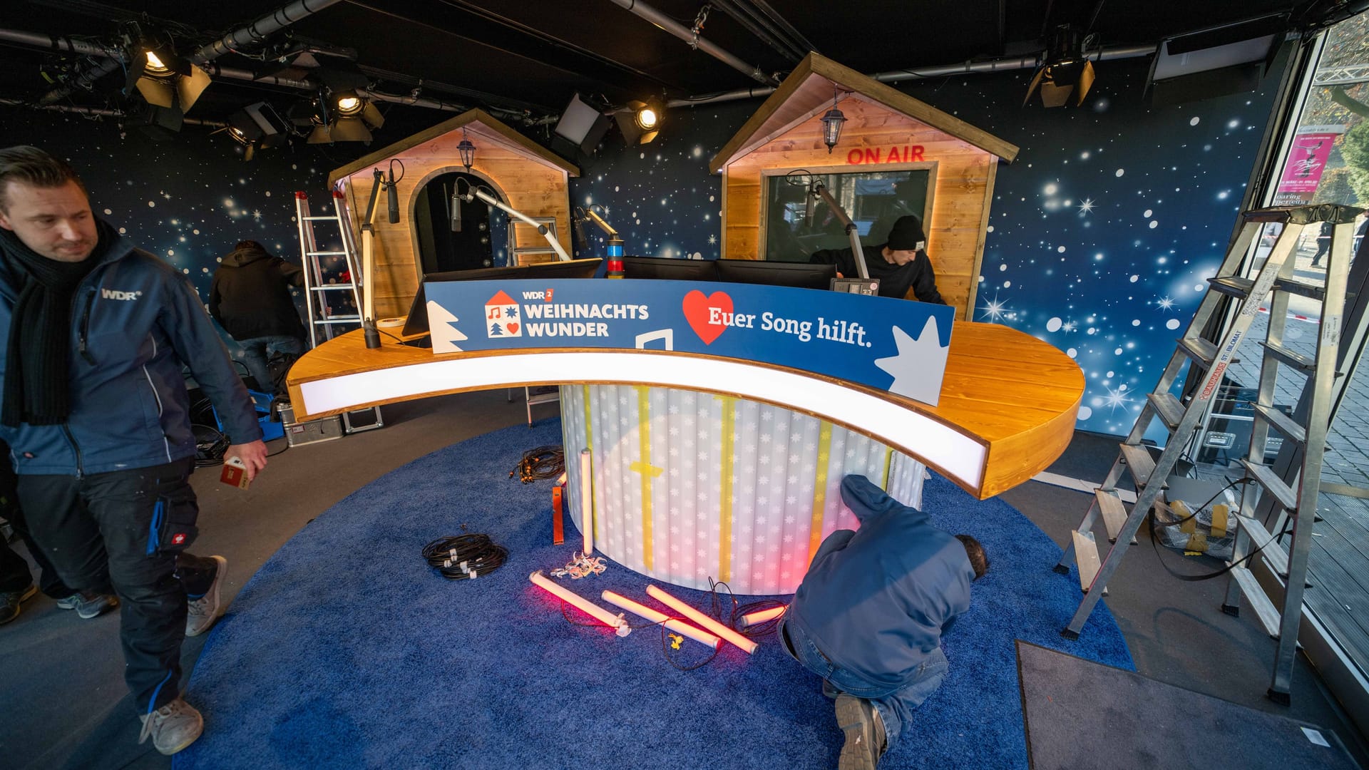 Techniker bauen das Gläserne Studio auf (Archivbild): In diesem Jahr kommt das WDR 2-Weihnachtswunder vom Burgplatz in Essen.
