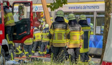 Straßenbahn erfasst Auto in Rheinstetten: Fahrerin eingeklemmt
