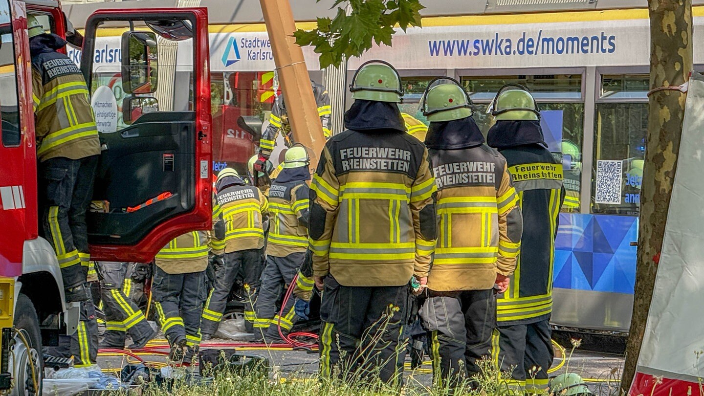 Straßenbahn erfasst Auto in Rheinstetten: Fahrerin eingeklemmt