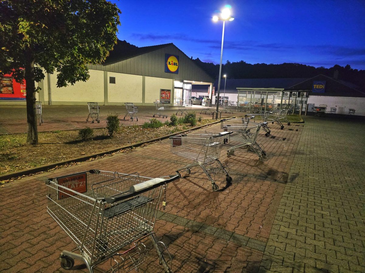 Einkaufswagen-Guerilla schlägt wieder zu – Parkplätze in Kunstwerke verwandelt? – KIRNER LAND NACHRICHTEN