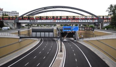 Ein Blick auf die leere Fahrbahn des neuen 16. Abschnitts der Autobahn 100. (Quelle: Britta Pedersen/dpa)