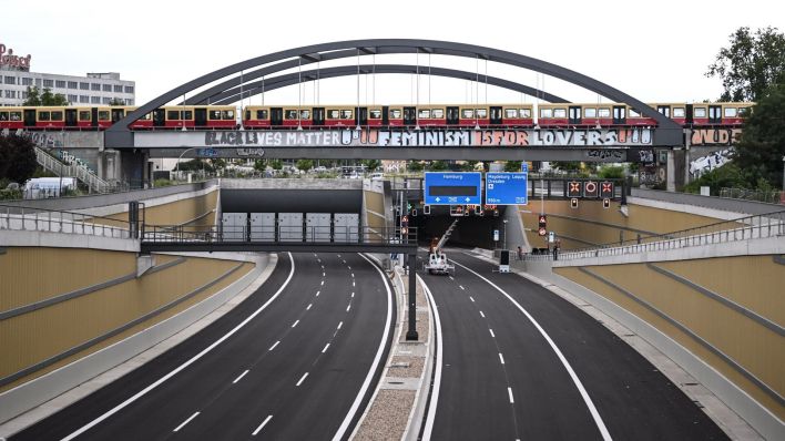 Ein Blick auf die leere Fahrbahn des neuen 16. Abschnitts der Autobahn 100. (Quelle: Britta Pedersen/dpa)