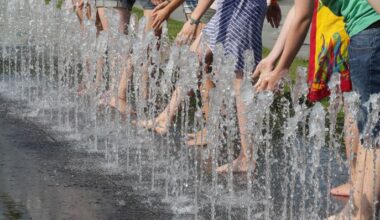 Archivbild: Mitglieder einer Schülergruppe kühlen sich am 25.07.2012 bei Temperaturen um 33 Grad Celsius auf der Brunnenanlage vor dem Paul-Löbe-Haus in Berlin ab. (Quelle: dpa-Bildfunk/Wolfgang Kumm)