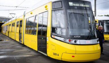 Archivbild: Der "Urbanliner" steht am 07.03.2024 bei der Präsentation der neuen Straßenbahn-Generation der Berliner Verkehrsbetriebe auf dem BVG-Betriebshof Lichtenberg vor der Halle. (Quelle: dpa-Bildfunk/Bernd von Jutrczenka)