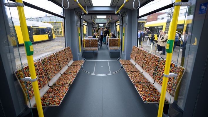 Bunte Sitze hat der neue "Urbanliner", die neue Straßenbahn-Generation der Berliner Verkehrsbetriebe, die am 03.07.2024 auf dem BVG-Betriebshof Lichtenberg vorgestellt wird. (Quelle: dpa-Bildfunk/Bernd von Jutrczenka)