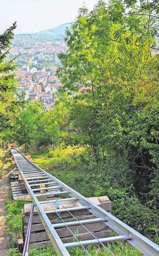Per Schrägaufzug hoch über Wangen kommen die Steine hinunter zum Bauort am Panoramaweg.