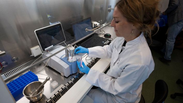 Symbolbild: Anja Gummesson von der Unimedizin untersucht eine Probe auf ihren Wirkstoff. Die Unimedizin Rostock hat auf dem Fusion-Festival auch in diesem Jahr anonyme Drogen-Substanzanalysen durchgeführt. Ziel ist es, die Konsumrisiken zu senken. (Quelle: dpa/Dulian)