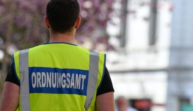 Symbolbild: Ein Mitarbeiter des Ordnungsamtes kontrolliert Menschen auf einem öffentlichen Platz. (Quelle: dpa/Hufnagel)