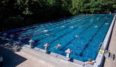Archivbild: Badegäste schwimmen im Sommerbad Kreuzberg im Sportbecken. (Quelle: dpa/Sommer)