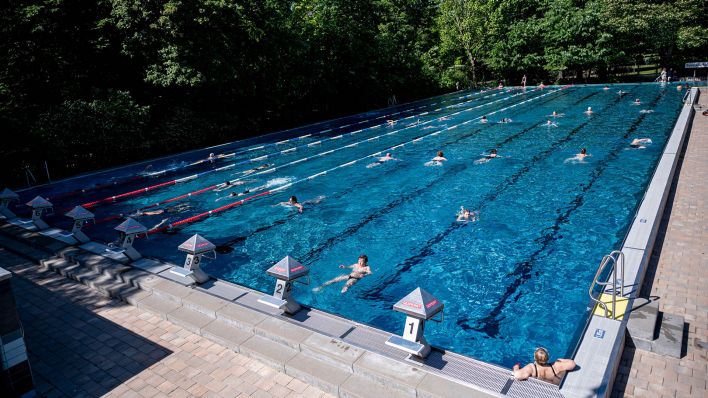 Archivbild: Badegäste schwimmen im Sommerbad Kreuzberg im Sportbecken. (Quelle: dpa/Sommer)