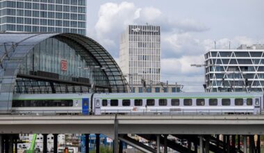 Ein IC-Fernzug von PKP Intercity verlässt am 22.08.2022 den Berliner Hauptbahnhof. (Quelle: Picture Alliance/Monika Skolimowska)