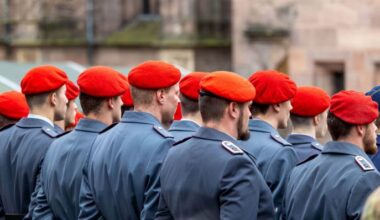 Symbolbild: Heeressoldaten im Dienstanzug mit roten Baretten nehmen an einer feierlichen Geloebniszeremonie bzw. Vereidigung teil. (Quelle: dpa/Fuessmann)