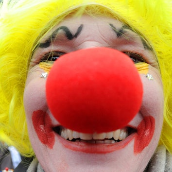 Eine Frau mit roter Pappnase feiert Weiberfastnacht