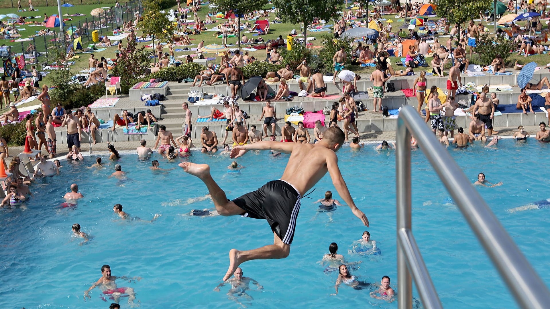Düsseldorf Freibad Rheinbad Sommer 38 Grad