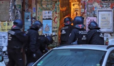 Die Berliner Polizei stürmt am 28.08.2025 Räume in der Rigaer Straße 94 in Berlin-Friedrichshain. (Quelle: TV News Kontor)