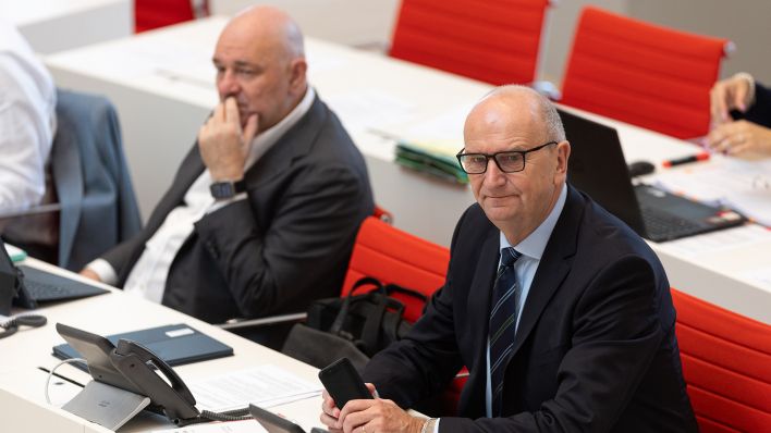 Dietmar Woidke (r,SPD), Ministerpräsident von Brandenburg, und Robert Crumbach (l,BSW), Brandenburgs Minister der Finanzen und für Europa (Quelle: dpa)