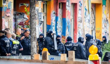 Linksextremismus: Großeinsatz mit Ramme - Polizei stürmt "Rigaer 94"