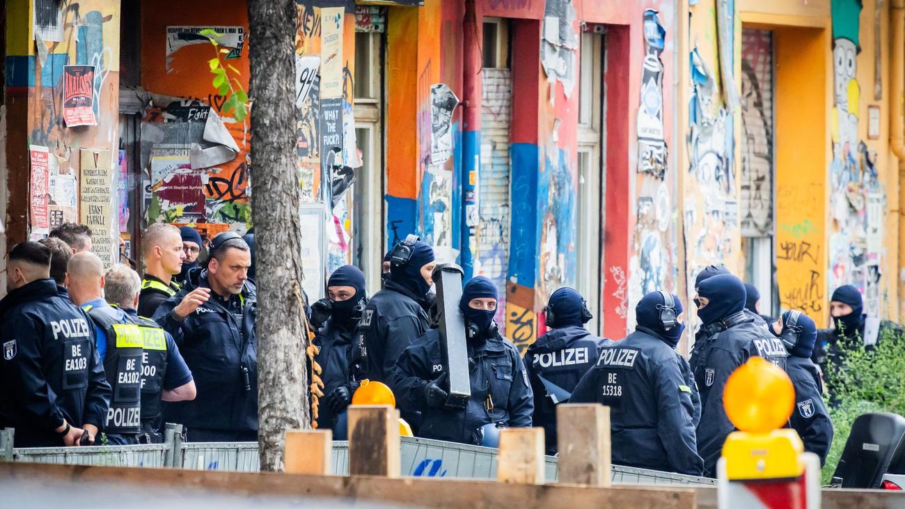 Linksextremismus: Großeinsatz mit Ramme - Polizei stürmt "Rigaer 94"