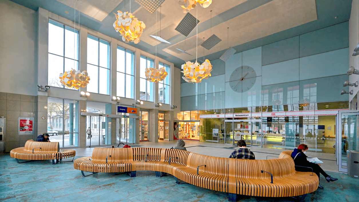 Empfangshalle mit Designelementen aus Holz und Glas im Bahnhof Ansbach: Nach diesem Vorbild könnten auch "Zukunftsbahnhöfe" entlang der Strecke Nürnberg–Regensburg modernisiert werden.